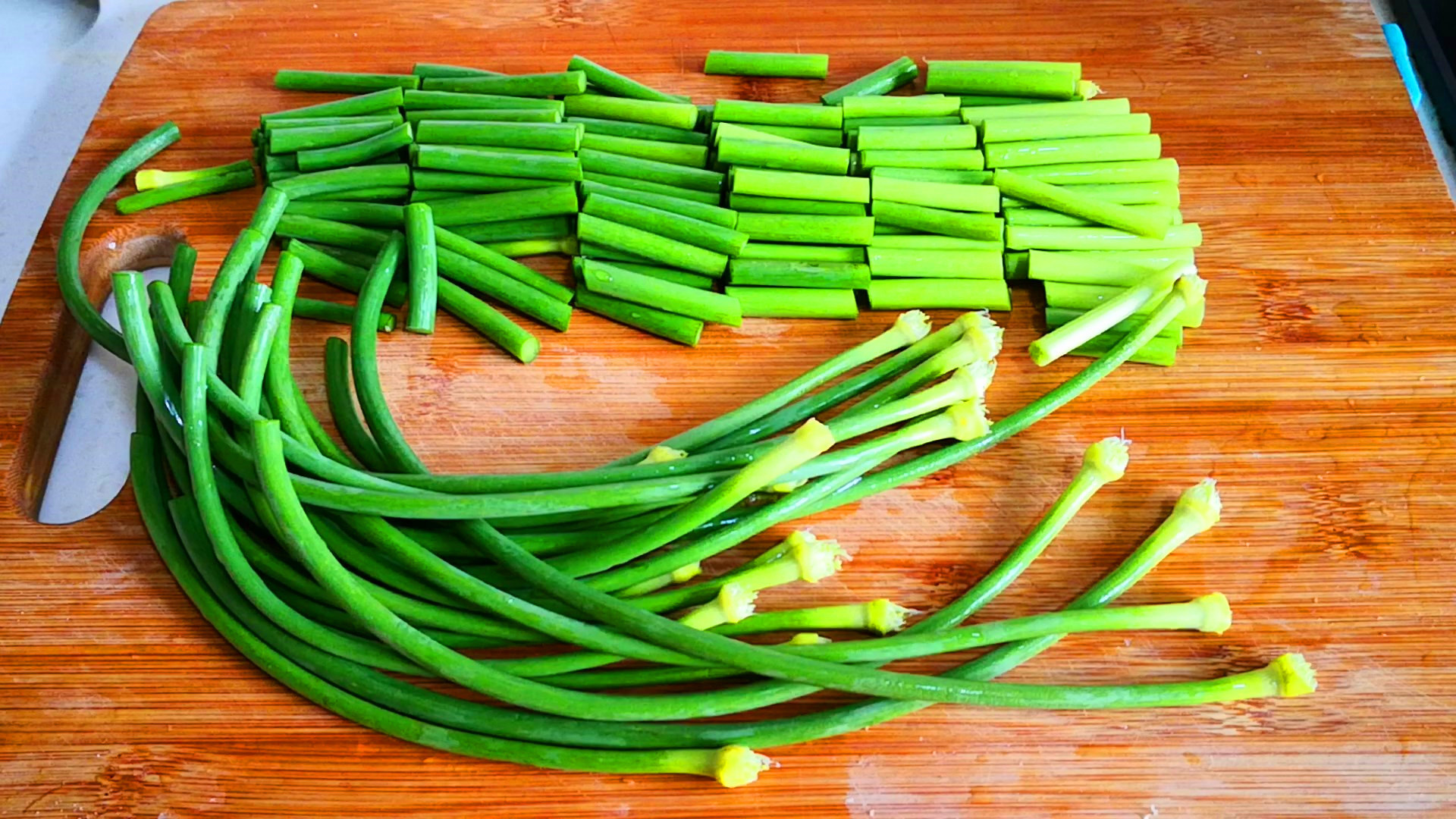 饭店|蒜苔怎么炒才好吃原来有秘诀,多加关键1步,蒜苔又香又入味