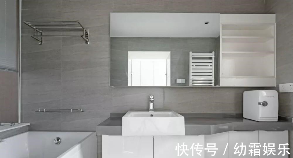 原木色|夫妻的现代简约三居，黑白灰+原木色高雅轻奢，小书房最酷，晒晒