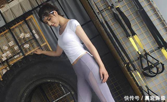 紧身|街拍羞涩可人的打底裤小姐姐,展现高挑身段,傲人身材不一般