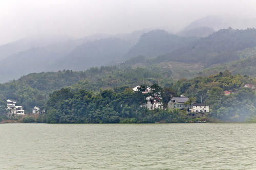 水中有山，山绕水生，水行山中，富春江一幅淡雅的水墨画卷