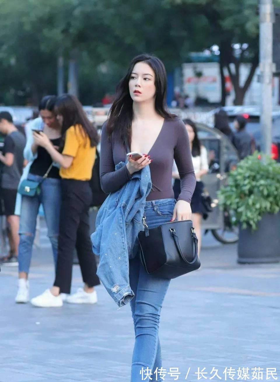 魅力|塑型牛仔裤穿搭,成熟稳重精致,魅力出街
