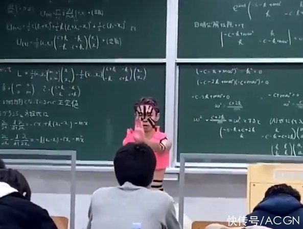 京都大学|日本学生太中二了,在课堂上COS鬼灭之刃,还给同学讲物理题