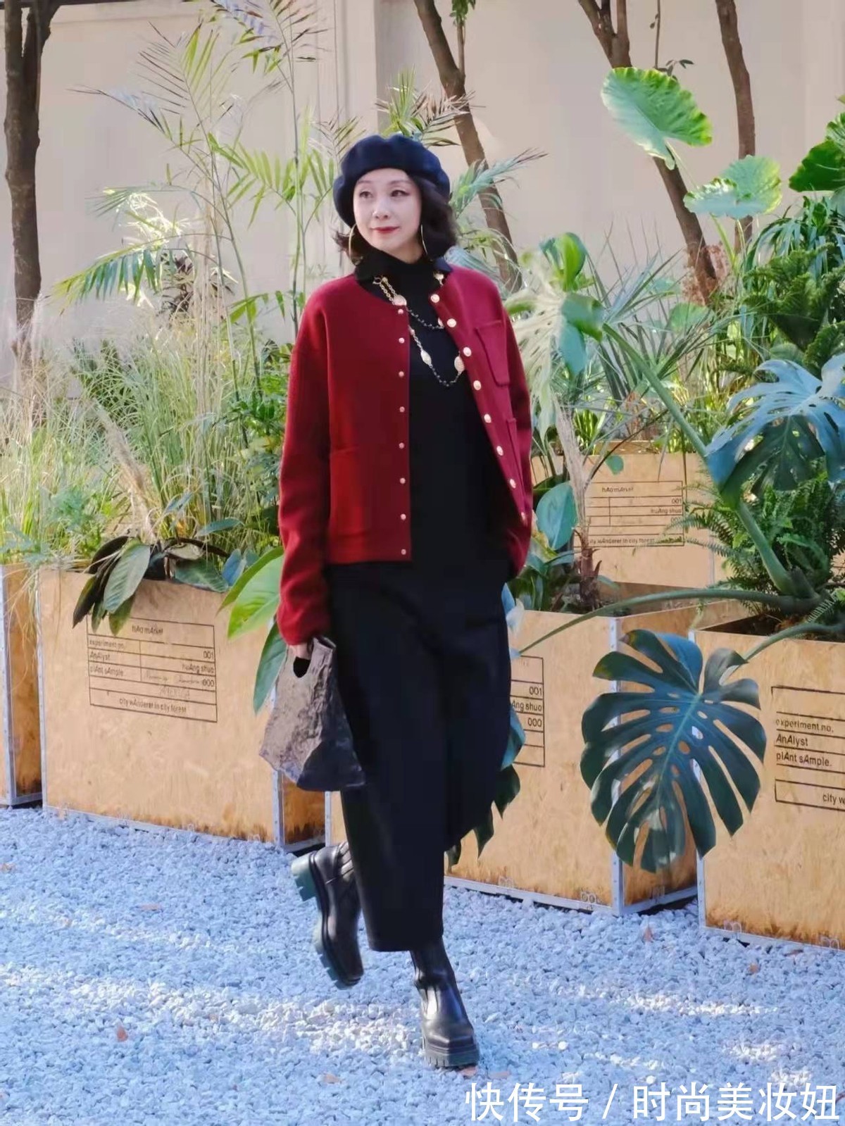 大衣 女人无论年龄多大,穿衣都要高级洋气,50岁比年轻人还会穿