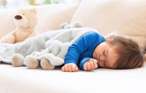 小脚丫|孩子不满三岁，别让和奶奶姥姥一起睡觉，三大影响非迷信，很科学