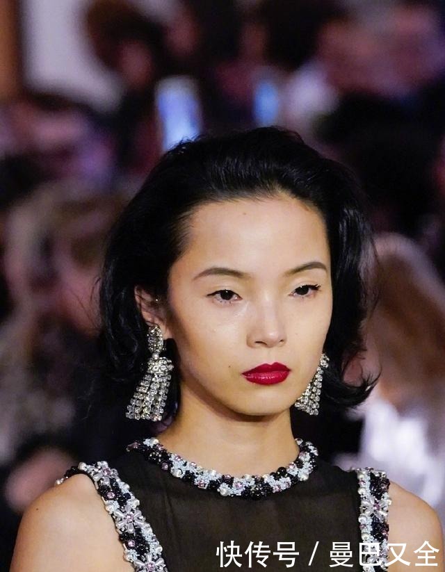 “超模”雎晓雯,穿无袖流苏连衣裙,配性感红唇洋溢优雅高贵气氛