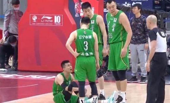 韩德君|严惩广东宏远!赵继伟、郭艾伦惨遭垫脚,韩德君被肘击至鼻梁骨折
