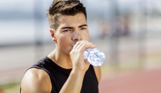 行为|加速男性衰老的行为,抽烟喝酒不算什么,排首位的很多人明知故犯