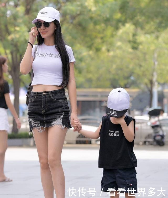 气质|适合辣妈穿，T恤衫配牛仔短裤，更显年轻气质