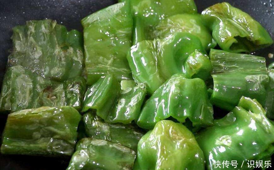 “青椒”别再炒肉了，用擀面杖滚一滚，好吃下饭比吃肉还香！
