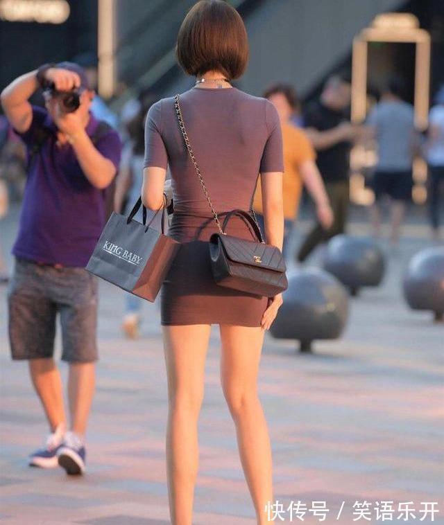 上衣 成熟优雅的大姐姐,短T搭配深蓝色紧身短裙和高跟鞋,显瘦显腿长