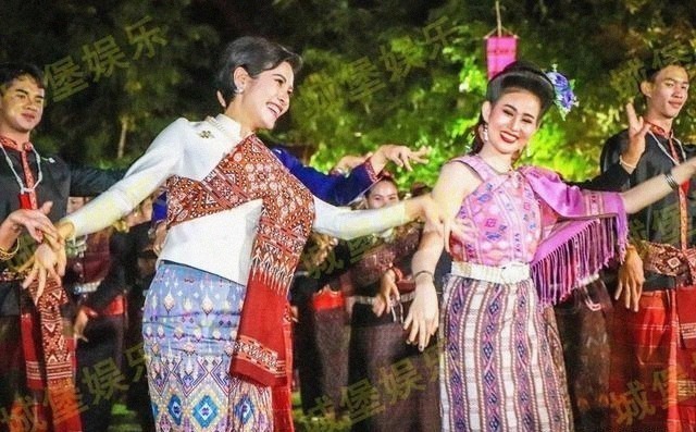 王后!泰国贵妃放下身段合影,却被身旁浓眉女子不屑一顾:有啥好得意的