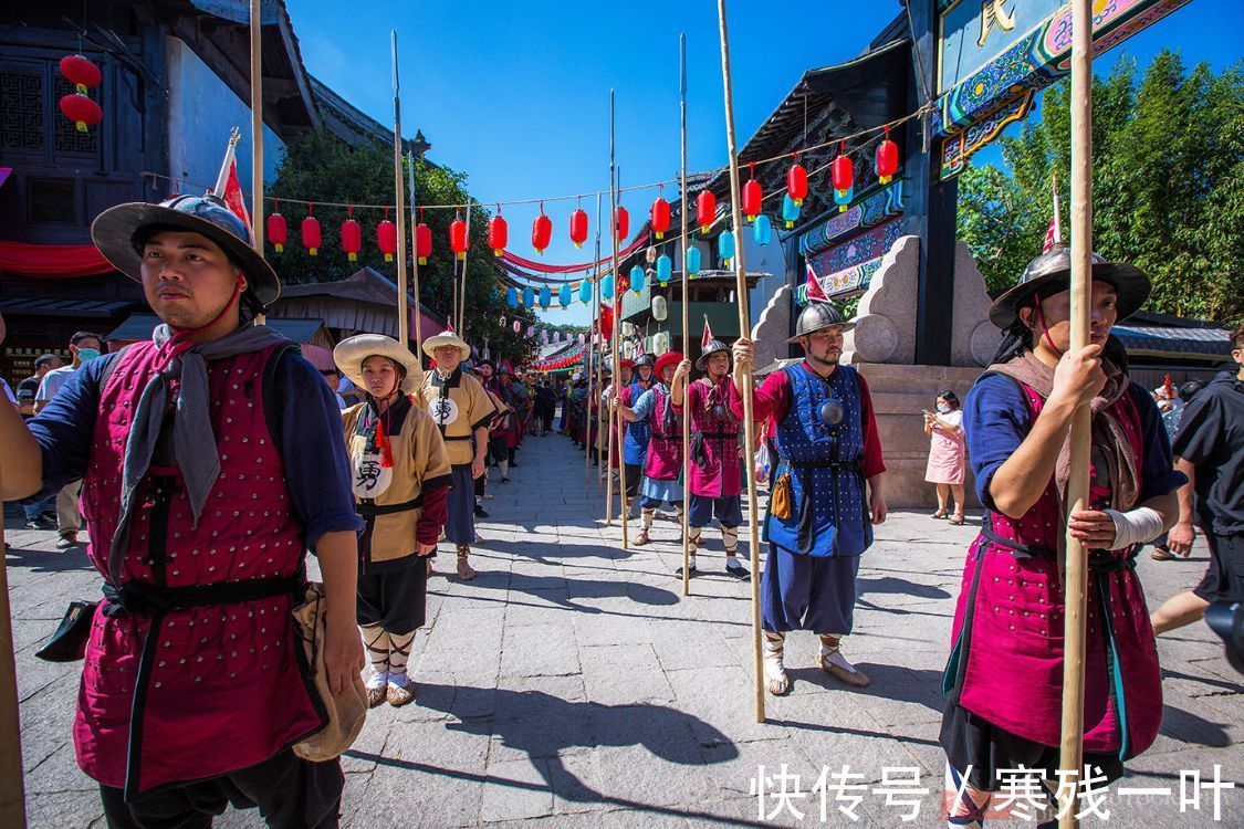 校场&中国传统的甲胄你见过吗?一套60多斤穿在现代人身上,走路都吃力