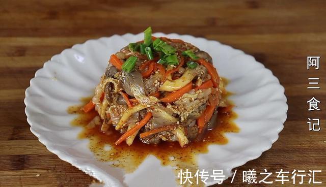 做法|白菜里加一把蘑菇，教你新做法，不炖不炒，太香了，出锅就扫光