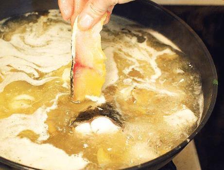 酸菜鱼|做酸菜鱼时,有人先炒酸菜,有人先加水,都不对,这才是正确做法