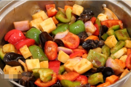 不用去饭店,三汁焖锅在家就能做,一大锅不到30元就让家人吃到撑