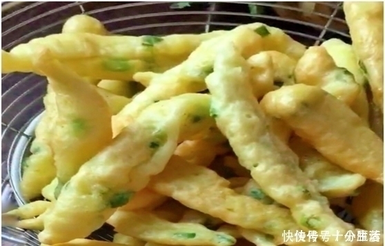 不用揉面2分钟就做一锅,比买的炸薯条还好吃,加俩鸡蛋个个香嫩