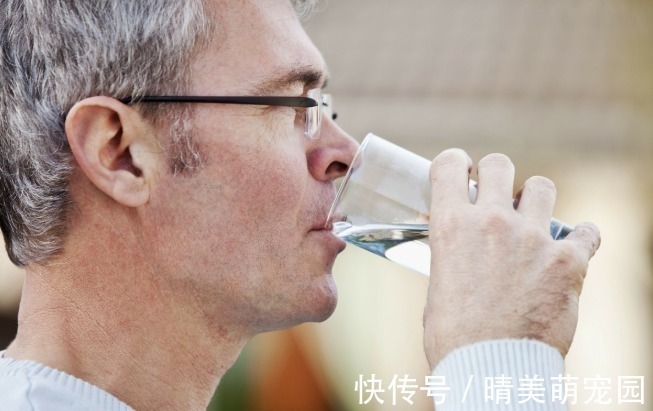 黄金期|建议:中老年人注意2个“养生黄金期”,一个是睡前,一个是饭后