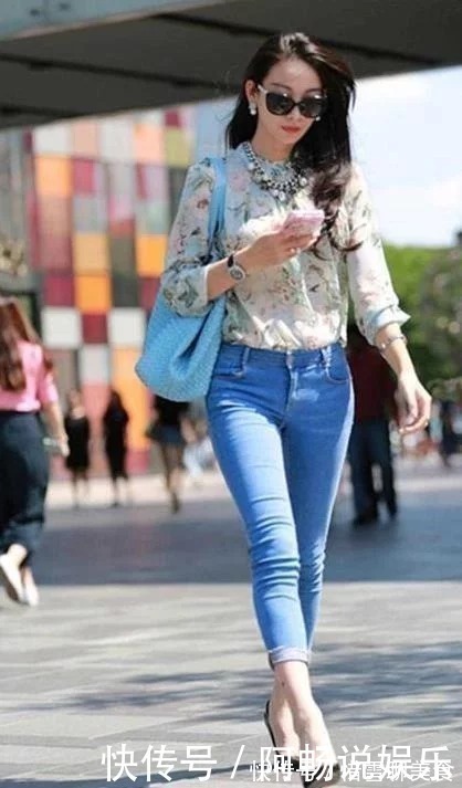 辣妈|街拍成熟气质的姐姐,花色上衣搭配牛仔裤,魅力无穷