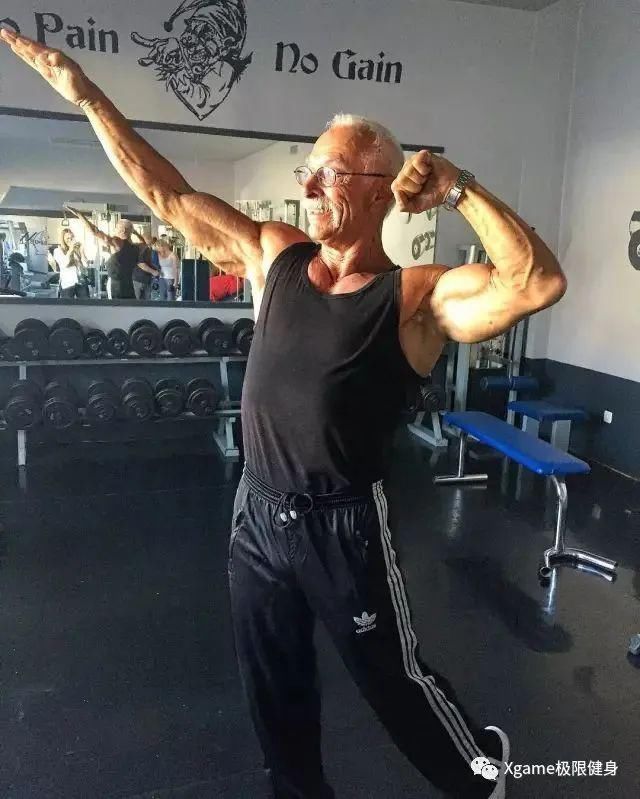 爷爷|76岁肌肉爷爷人老魅力大身边美女如云,还带小情人健身