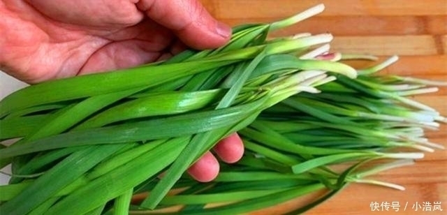 包韭菜饺子时,直接拌馅是大错特错多加1步,韭菜翠绿、不出水