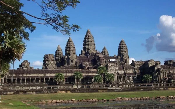 安东国王|他当过和尚,成为柬埔寨国王,住着草房,却拥有了四百多位妃子