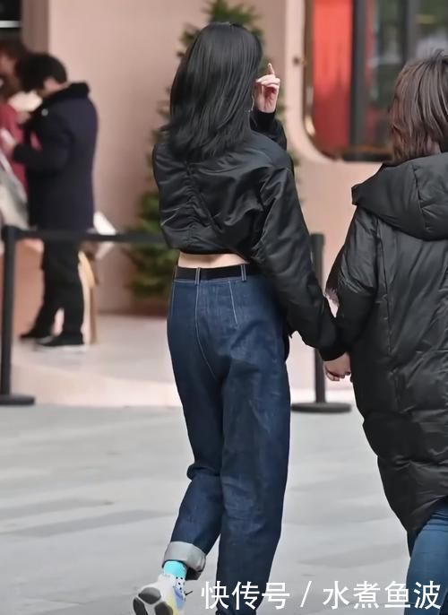 时尚|街拍美女黑衣蓝裤的小姐姐好帅气,抬脚就被“猫印鞋”抢镜了