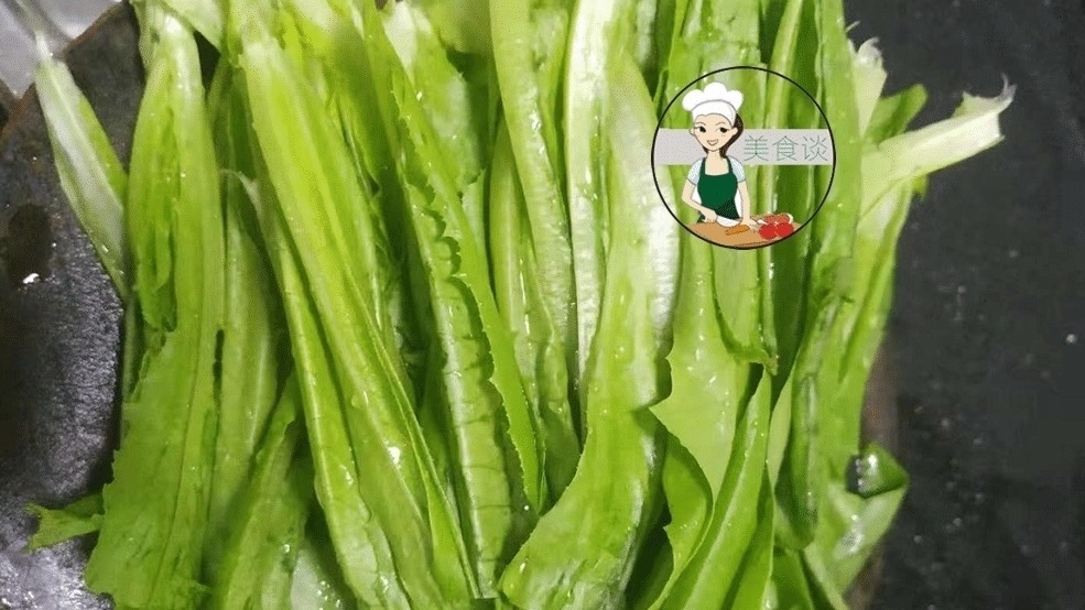 这青菜, 钙含量是莴笋的2倍, 配它一起炒, 清香脆嫩, 儿子吃撑了