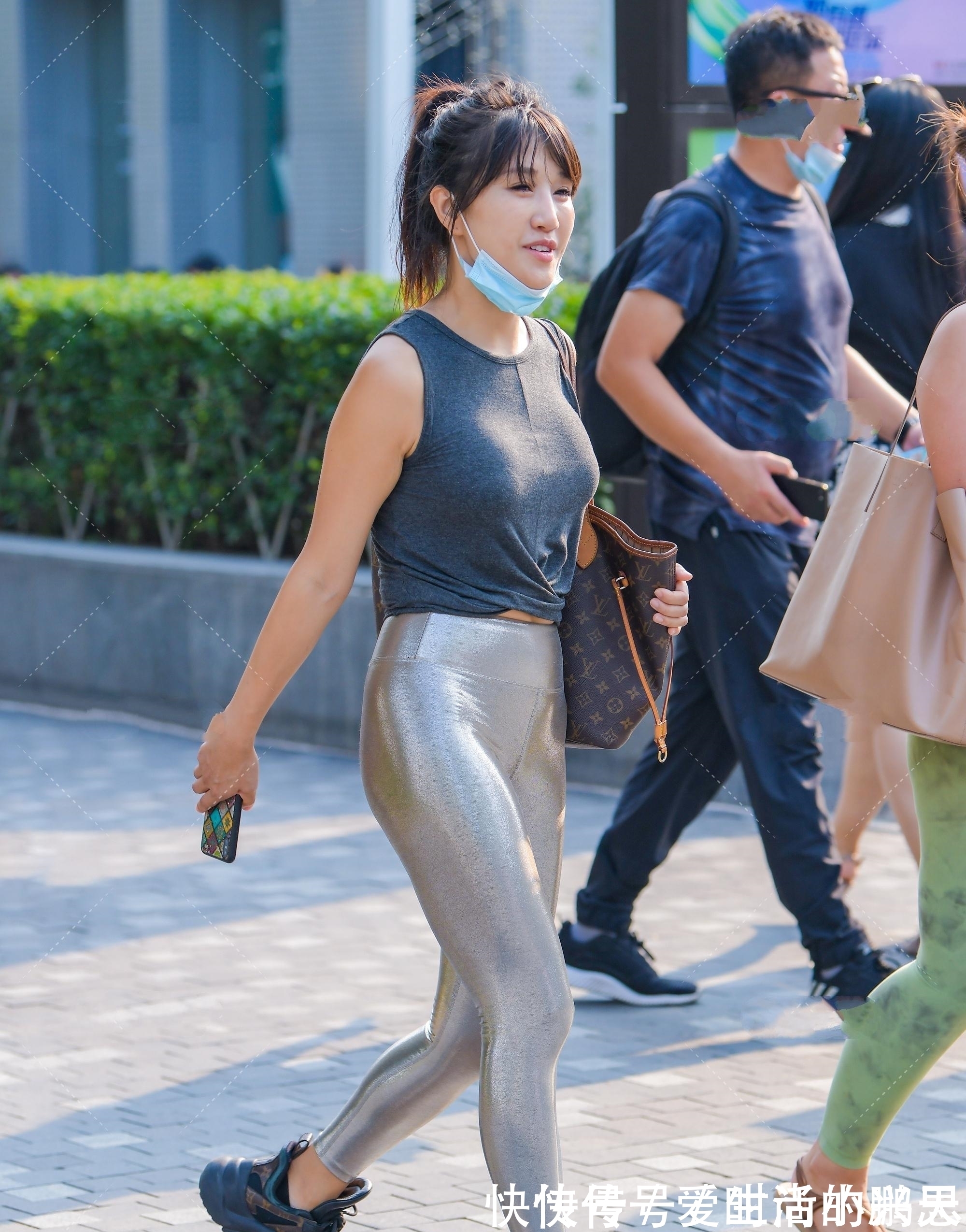 张扬 “点亮”你的衣柜,高光紧身裤的露脐穿搭,化身明亮艳丽的潮流女孩