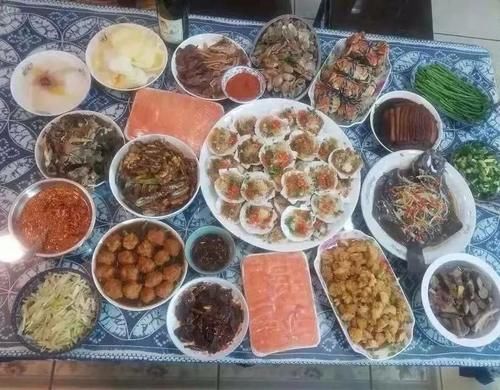 实拍15个普通家庭的年夜饭，比比谁家的年味最浓