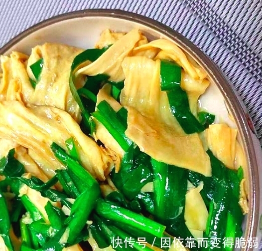 春天这两素菜一起炒,不放肉也很香,大人孩子都喜欢