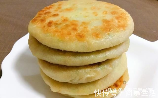彩虹|一棵白菜，两碗面，烙出皮薄大馅，香喷喷的白菜饼，真香