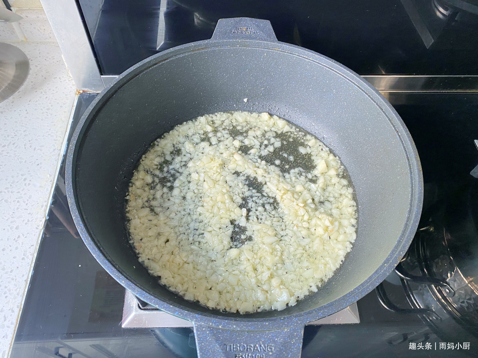 蒜蓉粉丝蒸虾，粉丝不要焯水记住1招，虾肉鲜嫩粉丝入味又好