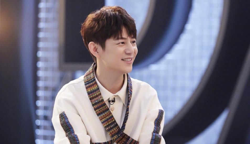 46岁何炅老师也难敌变老?录综艺时额头戴假发片,两鬓发量稀疏