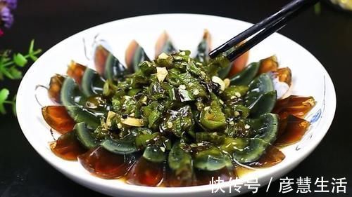 这才是辣椒拌皮蛋的正确做法，香辣下饭，上桌就抢光，吃了还想吃