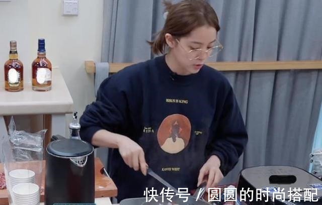 周扬青|陈伟霆将欧阳娜娜头发弄乱,立马用“神器”整理,发量增加一倍!