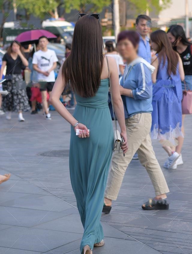 穿搭 湖蓝色雪纺长裙搭配精美高跟鞋,成熟优雅,高级感十足!