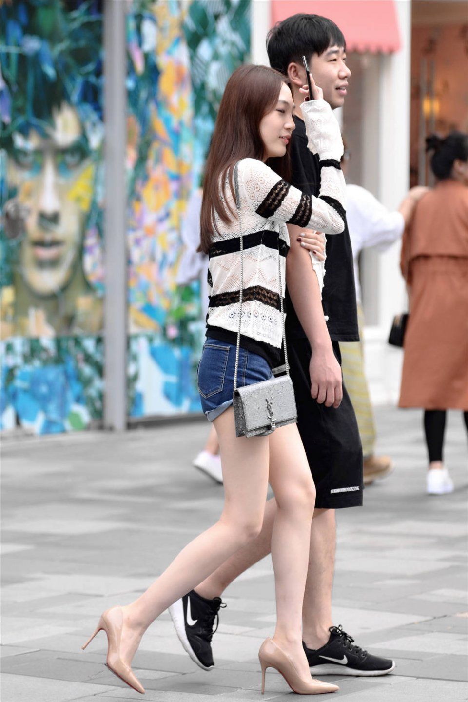 喜欢牛仔裤短裤搭配,要有层次感才好,还要显腿长