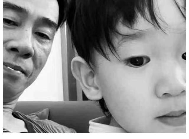 七年之痒|陈小春晒出一岁儿子照片,跟大儿子长的一模一样,一家人和乐融融