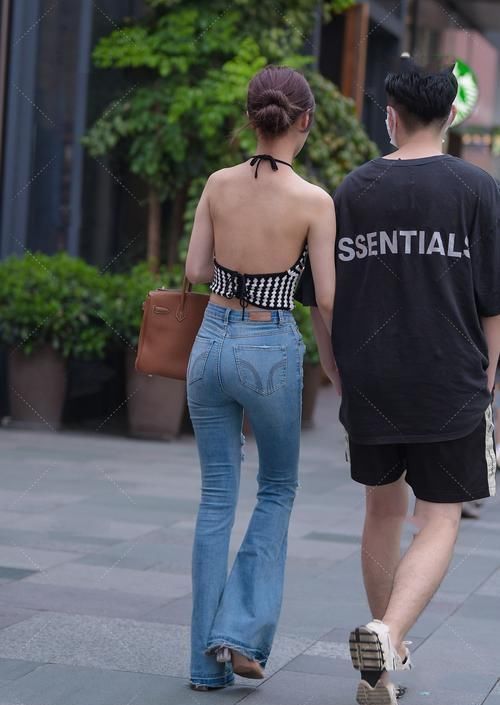 姑娘|黑白针织吊带搭配破洞牛仔裤,款式独特,尽显时尚感