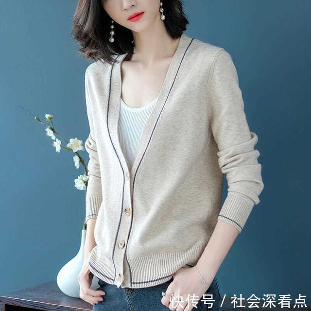 6070后女人秋天别穿风衣，试试这种薄外套，显高时髦！