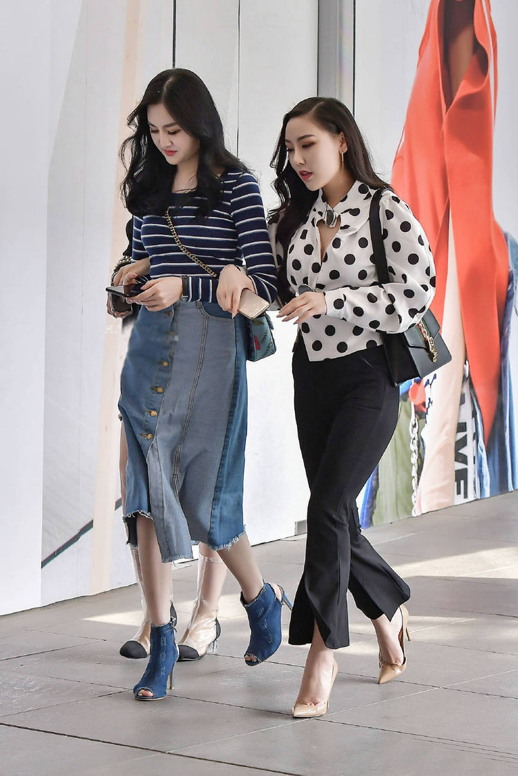 喇叭裤 这对闺蜜姐姐颜值高,穿搭时尚又显个性,把秋的美,轻松地穿出来