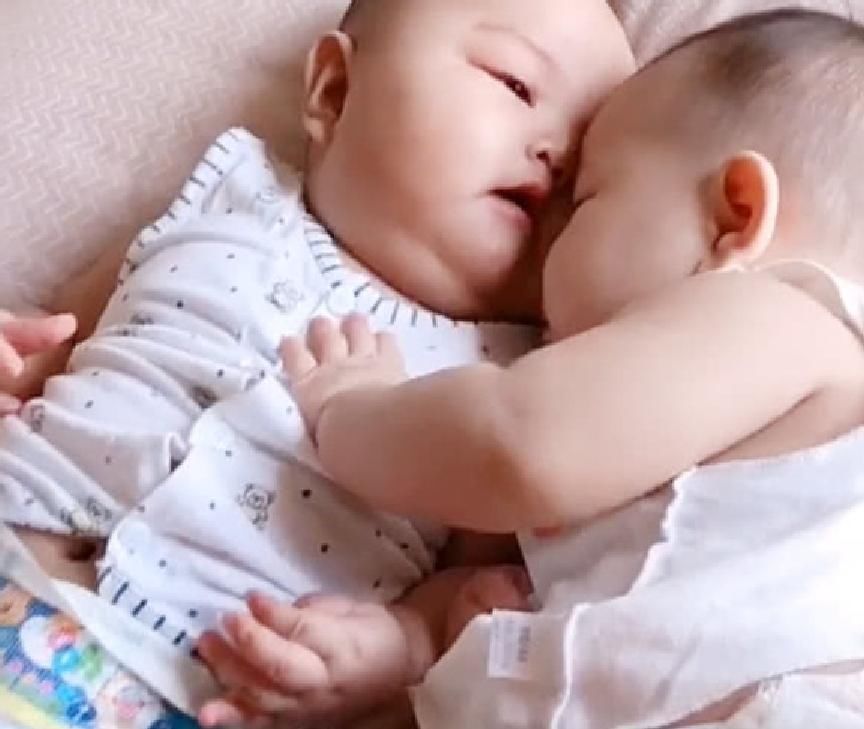 宝宝|双胞胎宝宝吵架,都是奶凶奶凶的,网友:两个穿纸尿裤的谁怕谁