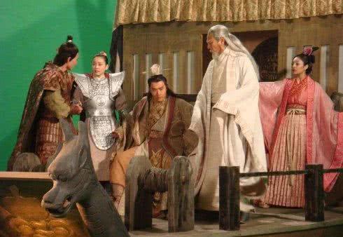 天地间!鸿钧老祖有多厉害?在封神榜中只有三界外的法宝才能打败他!