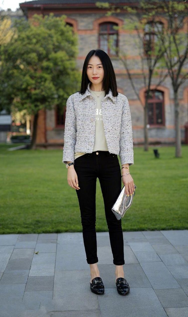 身材高挑|街拍：修身连衣裙，独特裙摆，展现出你的独特美丽