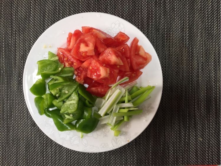 番茄煸炒花菜，我家每周都吃，比肉还下饭