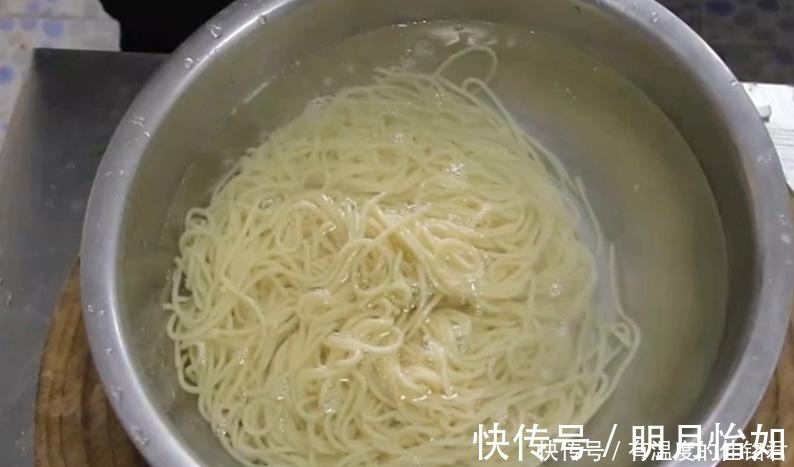 面点师|做炸酱面时，最忌出锅即吃，面点师记住这2点，面条劲道又滑爽