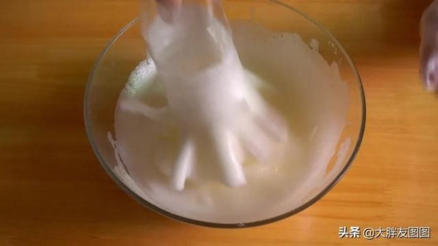 没秤,没打蛋器,没烤箱,如何做出蓬松的无油蛋糕?