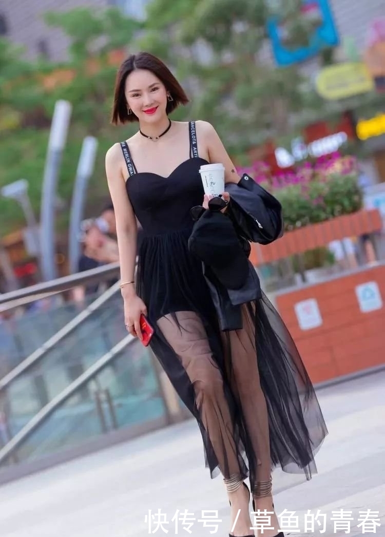 T恤搭配热裤vsT恤搭配短裙，你觉得那个更好看呢？