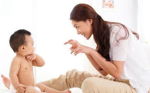 父母|宝宝见到陌生人就哭?当宝宝进入“认生期”,父母要注意这3点