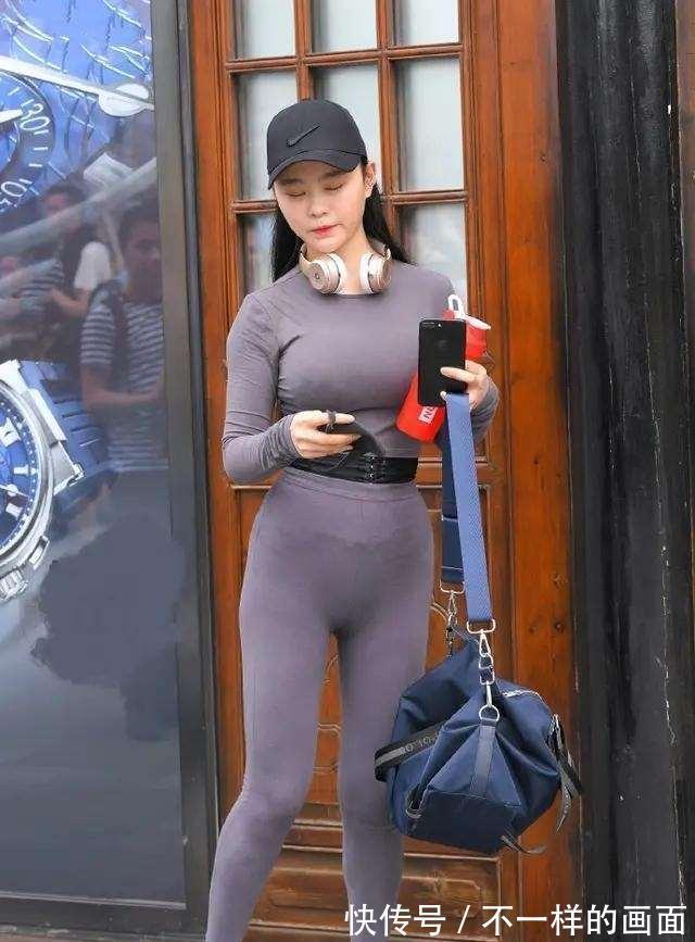 包臀裤 凹凸紧致的打底裤美女,让造型显得低调耐看,唯美动人